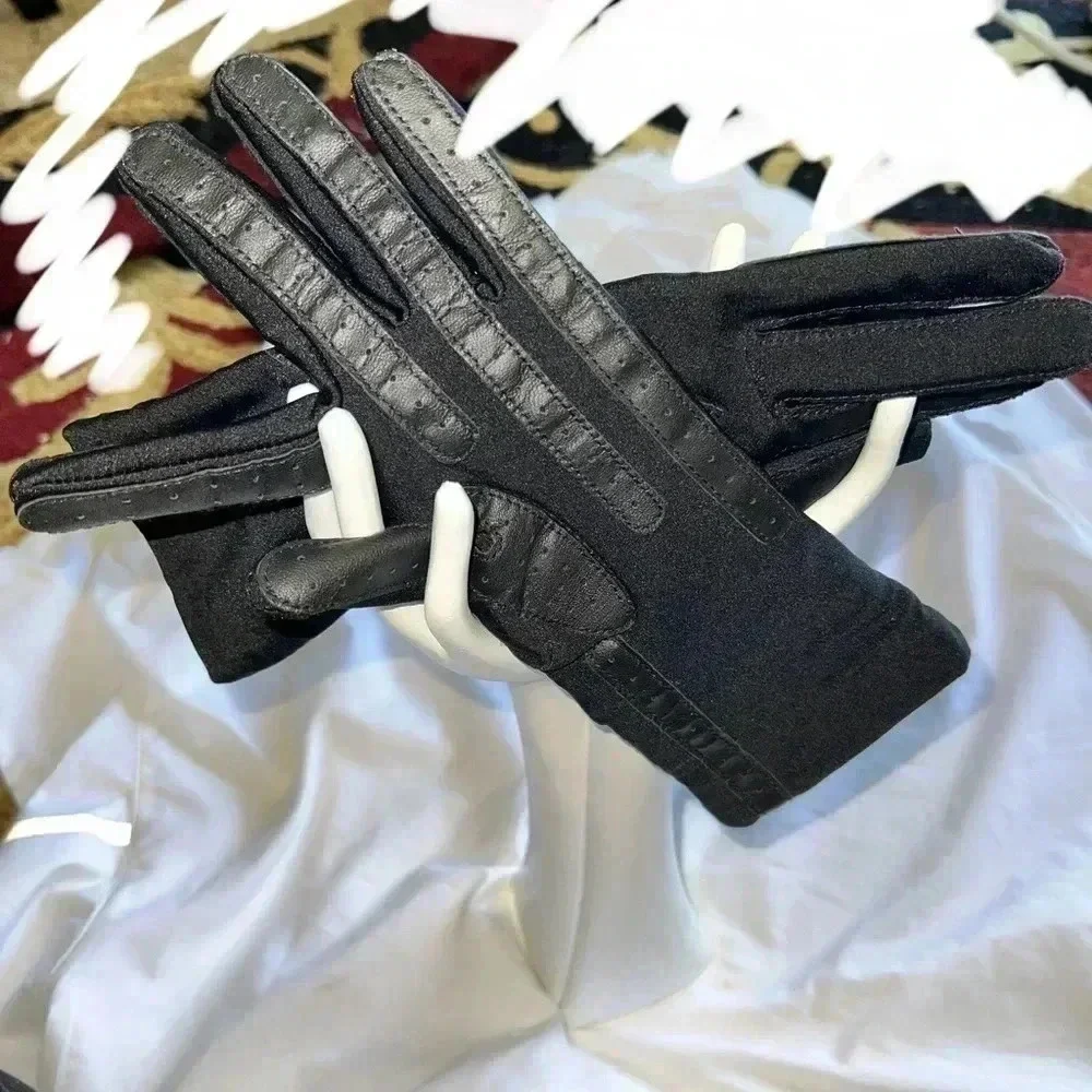 Isotoner Women’s Black Stretch Gloves One Size
